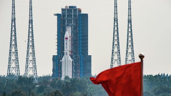 Ракета Long March 5B перед запуском на космодроме Вэньчан. Архивное фото - Sputnik Кыргызстан