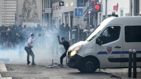 Столкновения протестующих с полицией в Марселе, на юге Франции - Sputnik Кыргызстан