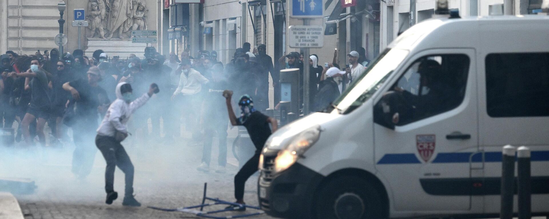 Столкновения протестующих с полицией в Марселе, на юге Франции - Sputnik Кыргызстан, 1920, 01.07.2023