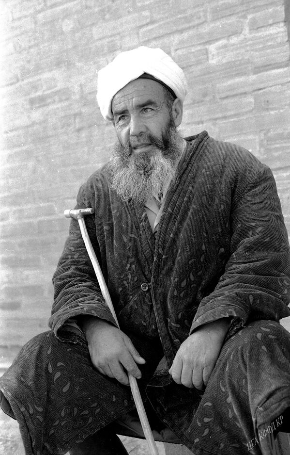 Шах-Фазил күмбөзүнүн кароолчусу. Ала-Бука району, Сафедбулан айылы. 1994-жыл - Sputnik Кыргызстан