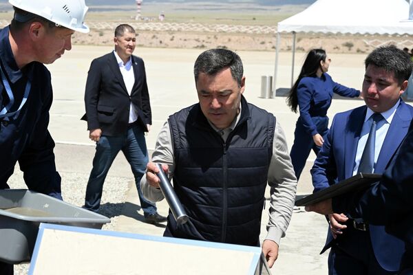 Президент Садыр Жапаров сегодня дал старт строительству нового здания аэровокзала международного аэропорта &quot;Иссык-Куль&quot; в селе Тамчы, заложив там капсулу - Sputnik Кыргызстан