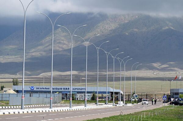 Трехэтажное здание позволит обслуживать 450 пассажиров в час; пропускная способность действующего аэровокзала — всего 100 человек - Sputnik Кыргызстан