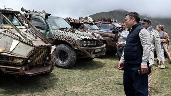 Жапаров MadWay Rally катышуучуларына жолугуп, унаасын тоо аралай айдады - Sputnik Кыргызстан