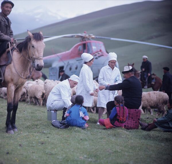 Жайлоодогу чабандарды жана алардын үй-бүлө мүчөлөрүн текшерүүдөн өткөргөнү барган бригада. 1973-жыл - Sputnik Кыргызстан