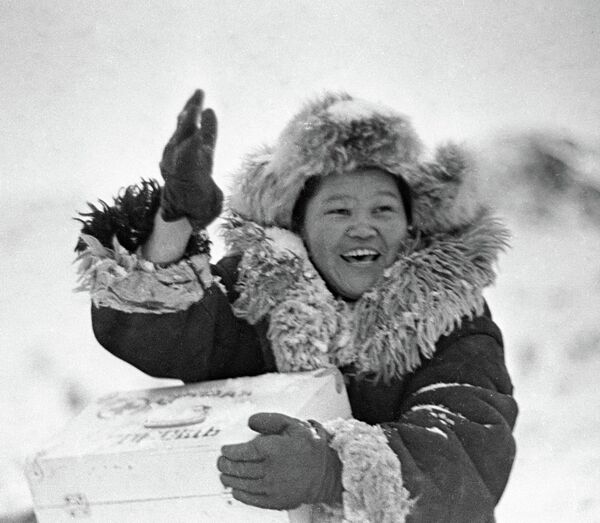 Кара-Кулжа участкалык ооруканасынын фельдшер-акушери Талайбүбү Качкычиева иш маалында. 1973-жыл - Sputnik Кыргызстан