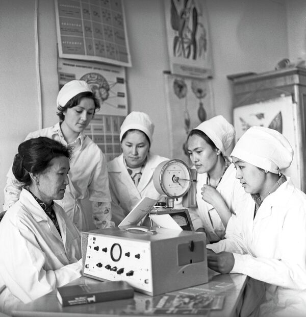 Далай медиктерди даярдап өстүргөн Мария Нанаева студенттери менен. Фрунзе шаары, 1981-жыл. - Sputnik Кыргызстан
