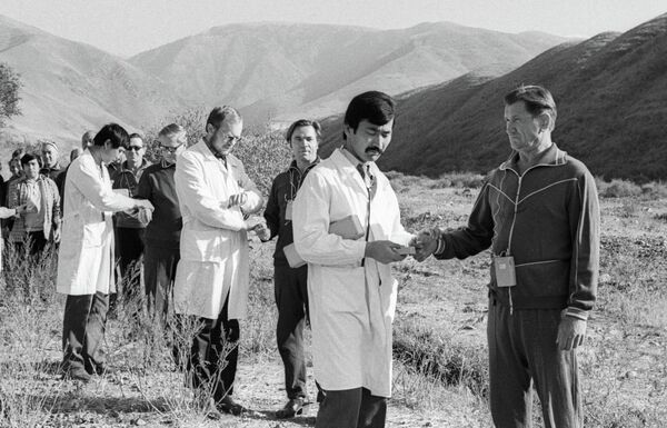 &quot;Көгүлтүр Ысык-Көл&quot; санаторийинде эс алгандардын саламаттыгын текшерген кардиологдор. 1985-жыл - Sputnik Кыргызстан