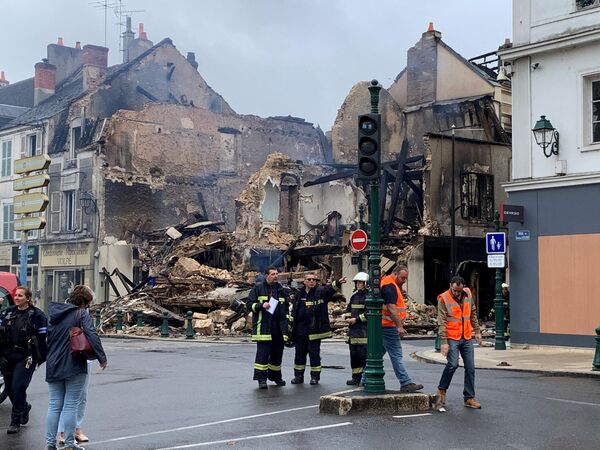 Спецназ задержал около 3 тысяч человек, в том числе несовершеннолетних. На фото: сгоревшее здание аптеки в Монтаржи, примерно в 100 километрах к югу от Парижа.  - Sputnik Кыргызстан