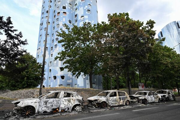 По данным МВД Франции, молодежь подожгла около 3,8 тысячи автомобилей по всей стране. На фото: сожженные автомобили у подножия поместья Пабло Пикассо в Нантере, к западу от Парижа.  - Sputnik Кыргызстан
