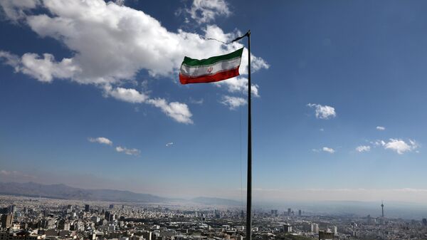 Национальный флаг Ирана развевается на севере Тегерана. Архивное фото - Sputnik Кыргызстан
