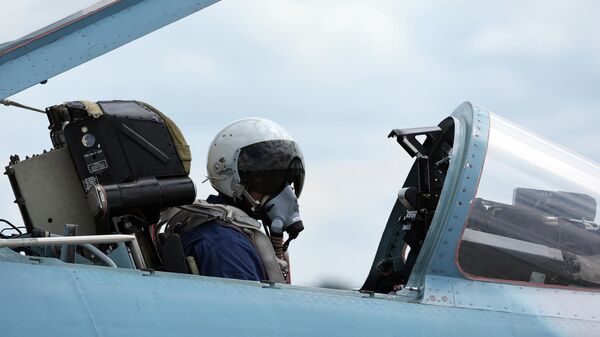 Пилот многоцелевого истребителя Су-27. Архивное фото - Sputnik Кыргызстан