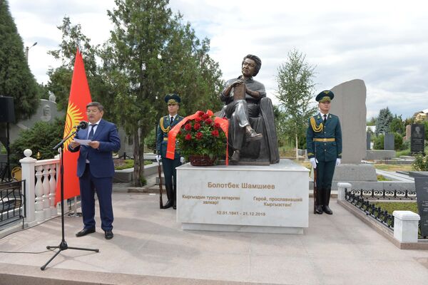 Глава кабмина Акылбек Жапаров отметил, что Шамшиев — великий человек, вошедший в историю мировой кинематографии как один из создателей &quot;кыргызского чуда&quot; - Sputnik Кыргызстан