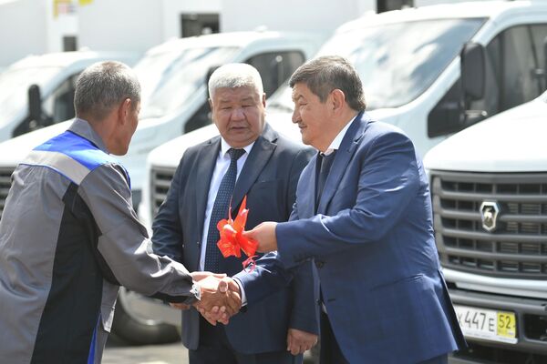Председатель кабинета министров КР Акылбек Жапаров вручил Министерству энергетики ключи от 29 единиц новой спецтехники - Sputnik Кыргызстан