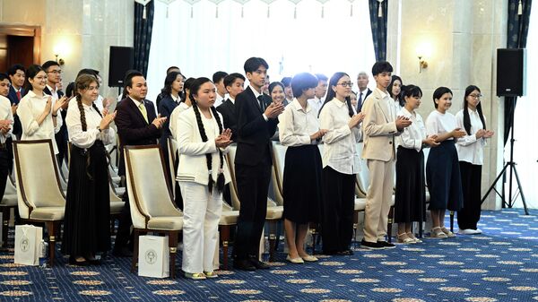 Церемония чествования выпускников школ, получивших золотые сертификаты - Sputnik Кыргызстан