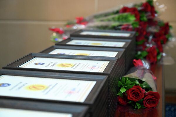 Он вручил выпускникам похвальные грамоты и памятные подарки. - Sputnik Кыргызстан