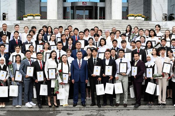 &quot;Золотые сертификаты&quot; в этом году получили 54 школьника. - Sputnik Кыргызстан