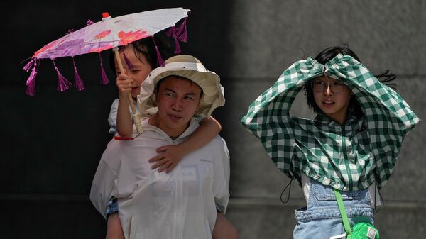 Женщина с ребенком идут по улице в жаркий день. Архивное фото - Sputnik Кыргызстан