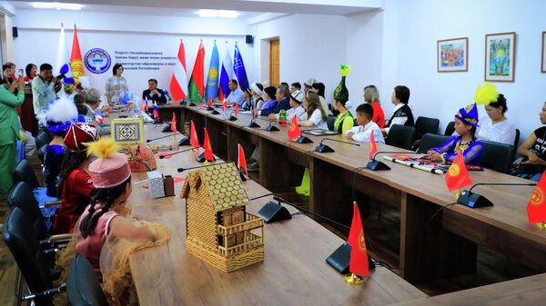 Министр Каныбек Иманалиев на встрече с детьми участвующими в этнокарнавале Иссык-Куль собирает друзей — 2023 - Sputnik Кыргызстан
