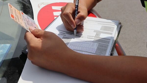 Протокол түзүп жаткан инспектор. Архив - Sputnik Кыргызстан