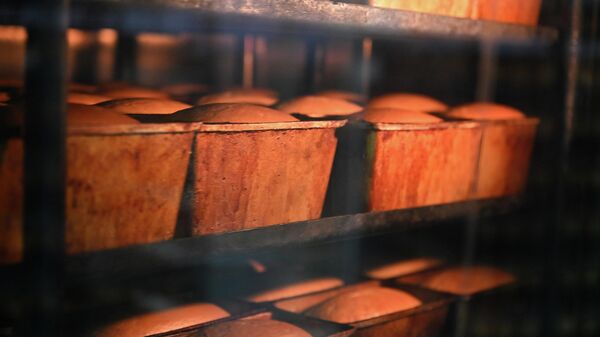 Выпечка хлеба в пекарне. Архивное фото  - Sputnik Кыргызстан