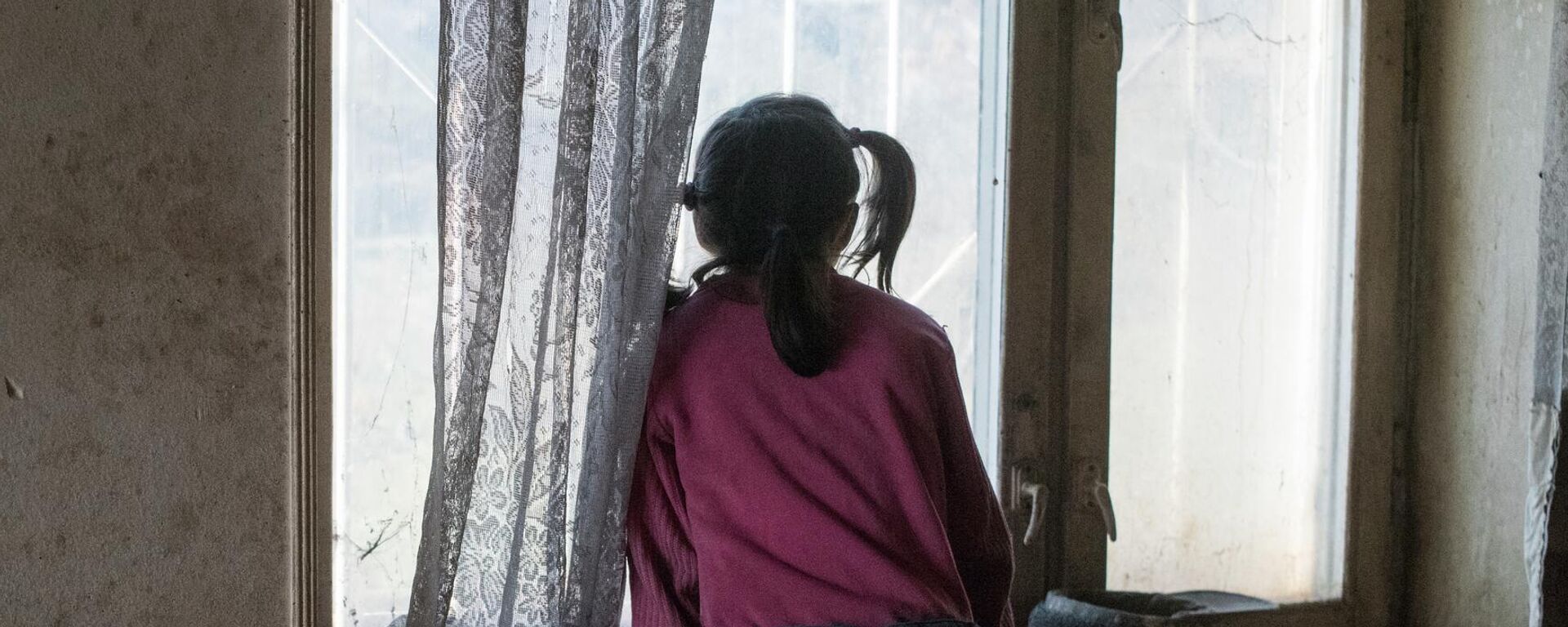 Ребенок ну окна своего дома. Архивное фото - Sputnik Кыргызстан, 1920, 08.07.2023