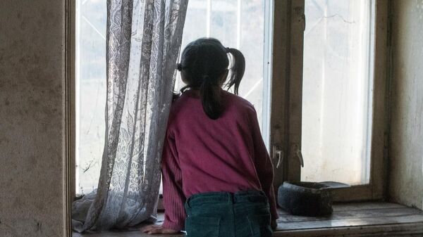 Ребенок ну окна своего дома. Архивное фото - Sputnik Кыргызстан