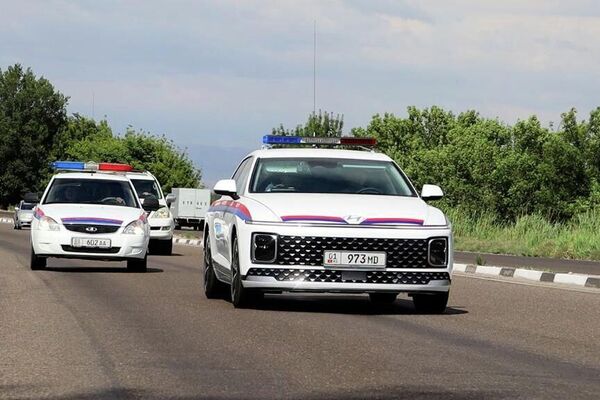 На баланс специальной роты Главного управления обеспечения безопасности дорожного движения МВД КР поступили два новых автомобиля Hyundai Grandeur - Sputnik Кыргызстан