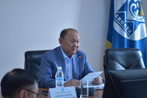 Абдыкадыров поручил своим заместителям и руководителям муниципальных служб разработать планы мероприятий по всем вопросам - Sputnik Кыргызстан