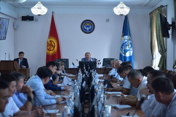 Мэр Бишкека Эмильбек Абдыкадыров провел внеочередное совещание с акимами районов, представителями городских служб и центрального аппарата муниципалитета - Sputnik Кыргызстан