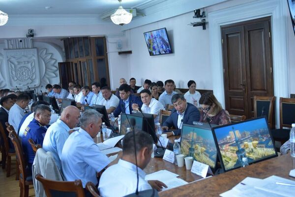 Калаа башчысы вице-мэрлер менен структуралык бөлүмдөргө протоколдук тапшырмаларды берди - Sputnik Кыргызстан