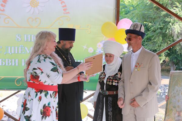 Супругам вручили грамоты и памятные медали &quot;За любовь и верность&quot; - Sputnik Кыргызстан