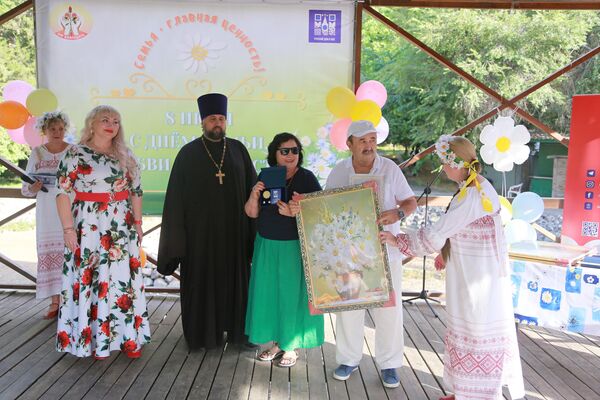 Также была организована праздничная программа - Sputnik Кыргызстан