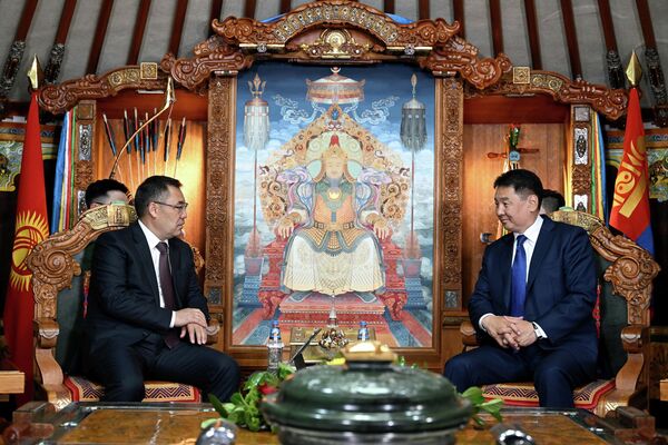 Президенты Кыргызстана и Монголии провели переговоры - Sputnik Кыргызстан