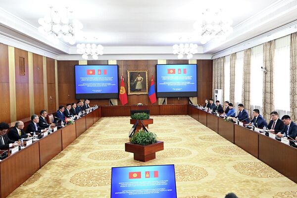 Ухнаагийн Хурэлсух заявил, что Монголия заинтересована в поставках овощей и фруктов из КР, готова изучить вопрос открытия совместных предприятий для их выращивания - Sputnik Кыргызстан
