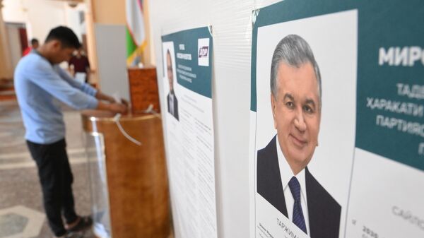 Портрет Шавката Мирзиеева во время досрочных выборов президента Узбекистана  - Sputnik Кыргызстан