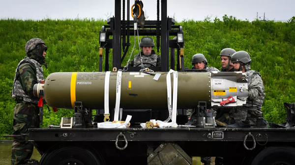 Американские военные грузят кассетную бомбу во время учений. Архивное фото - Sputnik Кыргызстан