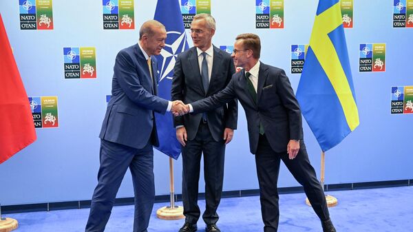 Президент Турции Тайип Эрдоган (слева) и премьер-министр Швеции Ульф Кристерссон обмениваются рукопожатием рядом с генеральным секретарем НАТО Йенсом Столтенбергом перед встречей накануне саммита НАТО в Вильнюсе - Sputnik Кыргызстан