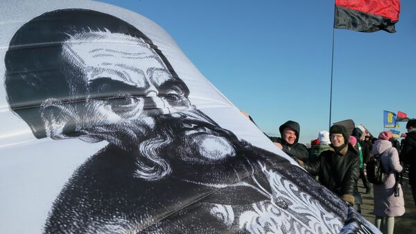 Активисты держат портрет Ивана Мазепы в День народного единства в Киеве. Архивное фото - Sputnik Кыргызстан