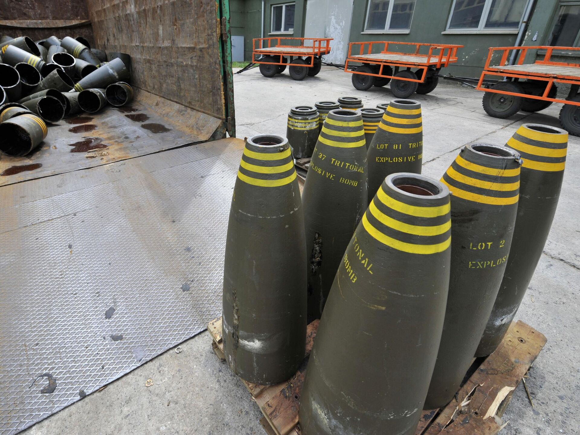 Украине передали снаряды. Кассетные снаряды. Кассетные боеприпасы США. Кассетный боеприпас. Кассетные боеприпасы на Украине.
