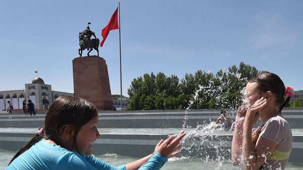 Дети играют в фонтане на площади Ала-Тоо в Бишкеке. Архивное фото - Sputnik Кыргызстан