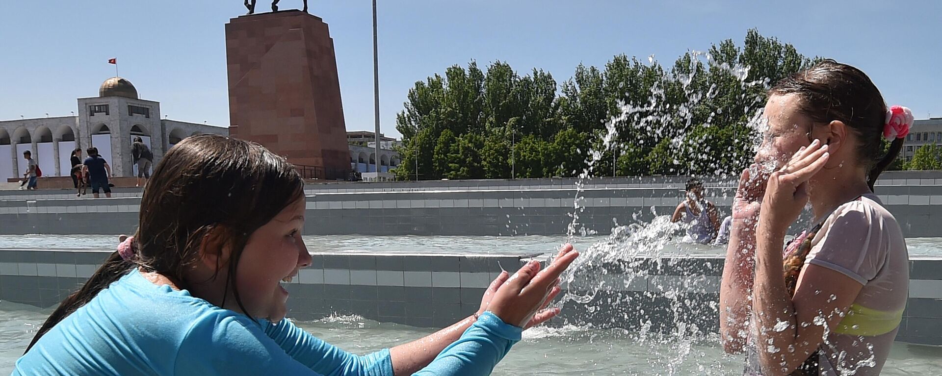 Бишкектин Ала-Тоо аянтындагы фонтанда кыздар ойноп жатышат. Архив - Sputnik Кыргызстан, 1920, 02.06.2024