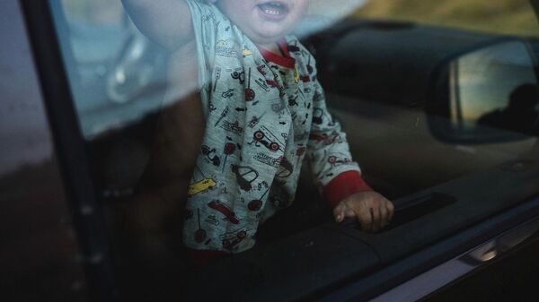 Ребенок в запертой машине. Иллюстративное фото - Sputnik Кыргызстан