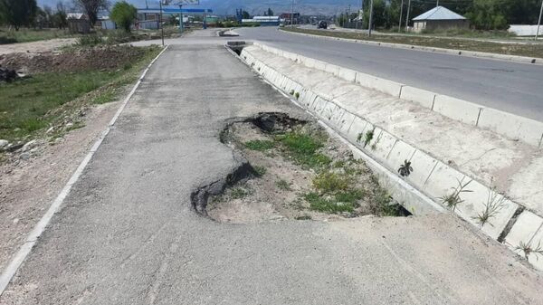 Ущерб при строительстве 1,4 километра дороги в Караколе - Sputnik Кыргызстан