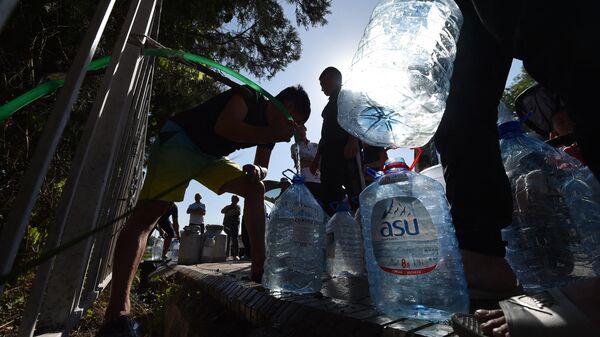 Люди набирают воду из артезианского источника у мечети в жилмассиве Арча-Бешик в Бишкеке - Sputnik Кыргызстан