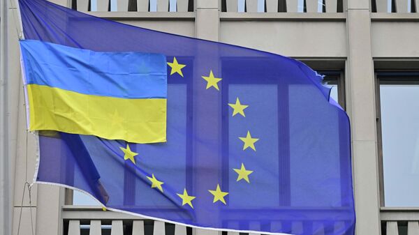 Флаги Евросоюза и Украины. Архивное фото - Sputnik Кыргызстан