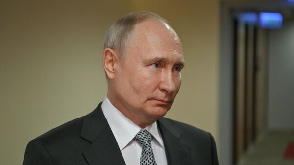 Президент РФ Владимир Путин отвечает журналистам на вопрос - Sputnik Кыргызстан