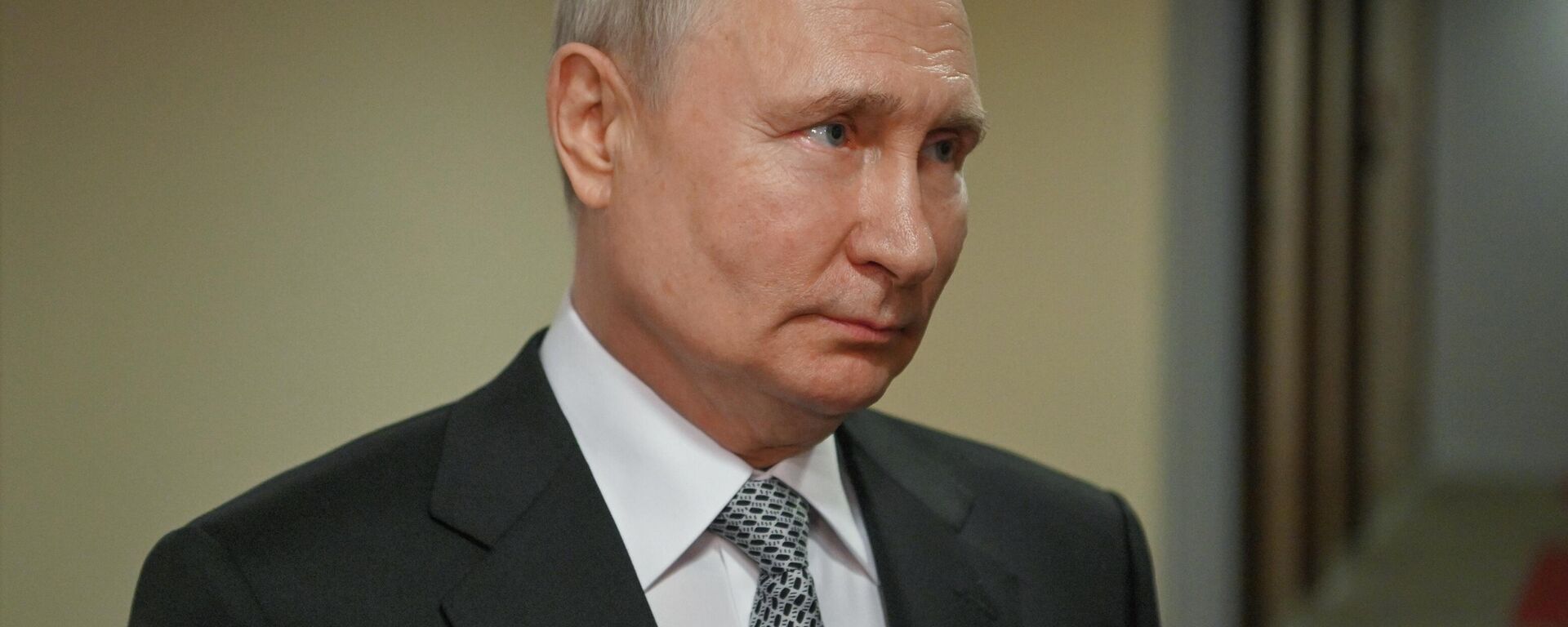 Президент РФ Владимир Путин отвечает журналистам на вопрос - Sputnik Кыргызстан, 1920, 16.07.2023