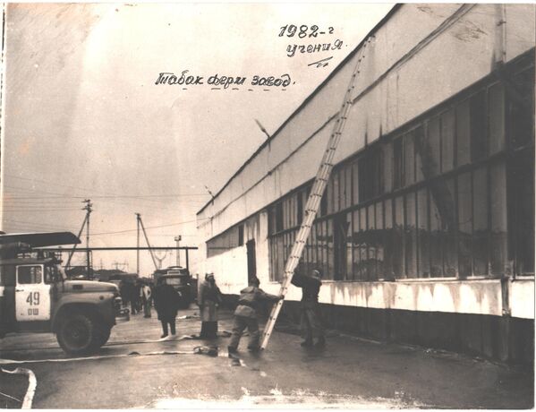 Таш-Көмүрдөгү тамеки заводдо өрт өчүрүүчүлөр машыгуу өткөрүүдө. 1982-жыл - Sputnik Кыргызстан