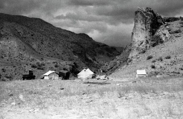 Калаанын жанында чатырларын орноткон археологдордун экспедициялык лагери. 1969-жыл - Sputnik Кыргызстан