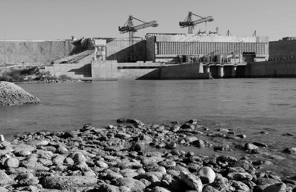 Шаардан анча алыс эмес жерде Таш-Көмүр ГЭСи да иштейт. Анын Плотинанын бийиктиги — 75 метр, жогорку бъефтин чеги — 628 метр. Ал 1986-жылы ишке кирген. - Sputnik Кыргызстан